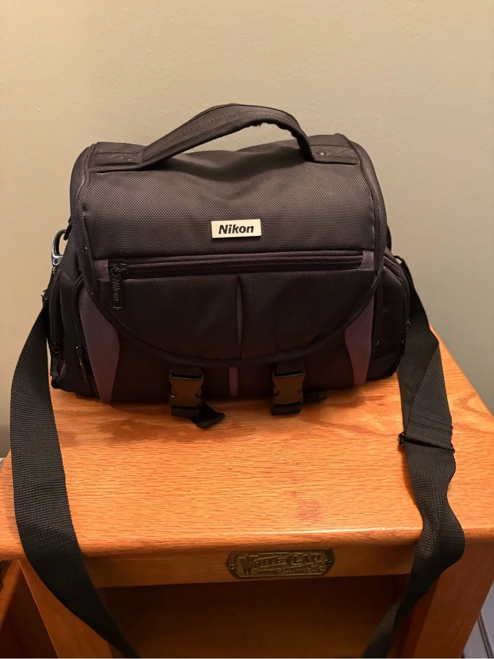 Nikon D5100 Camera Kit with Bag and zoom lens